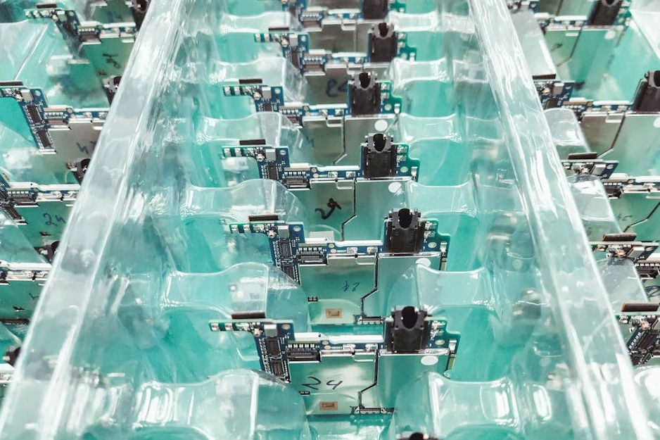 Nowoczesna linia produkcyjna z robotami przemysłowymi